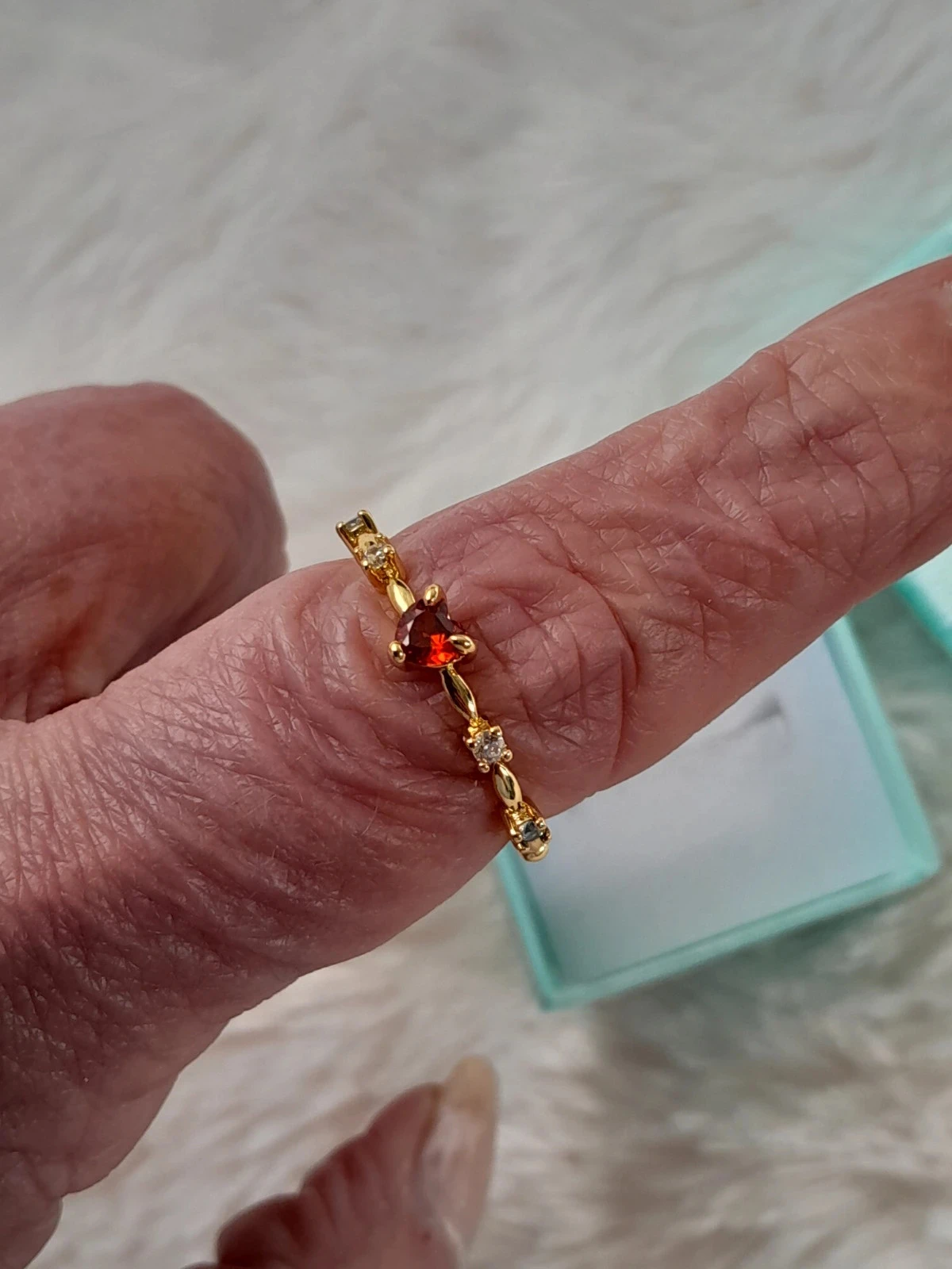 Anillo fino con corazón rojo y piedras, dorado, talla 60 – photo 5
